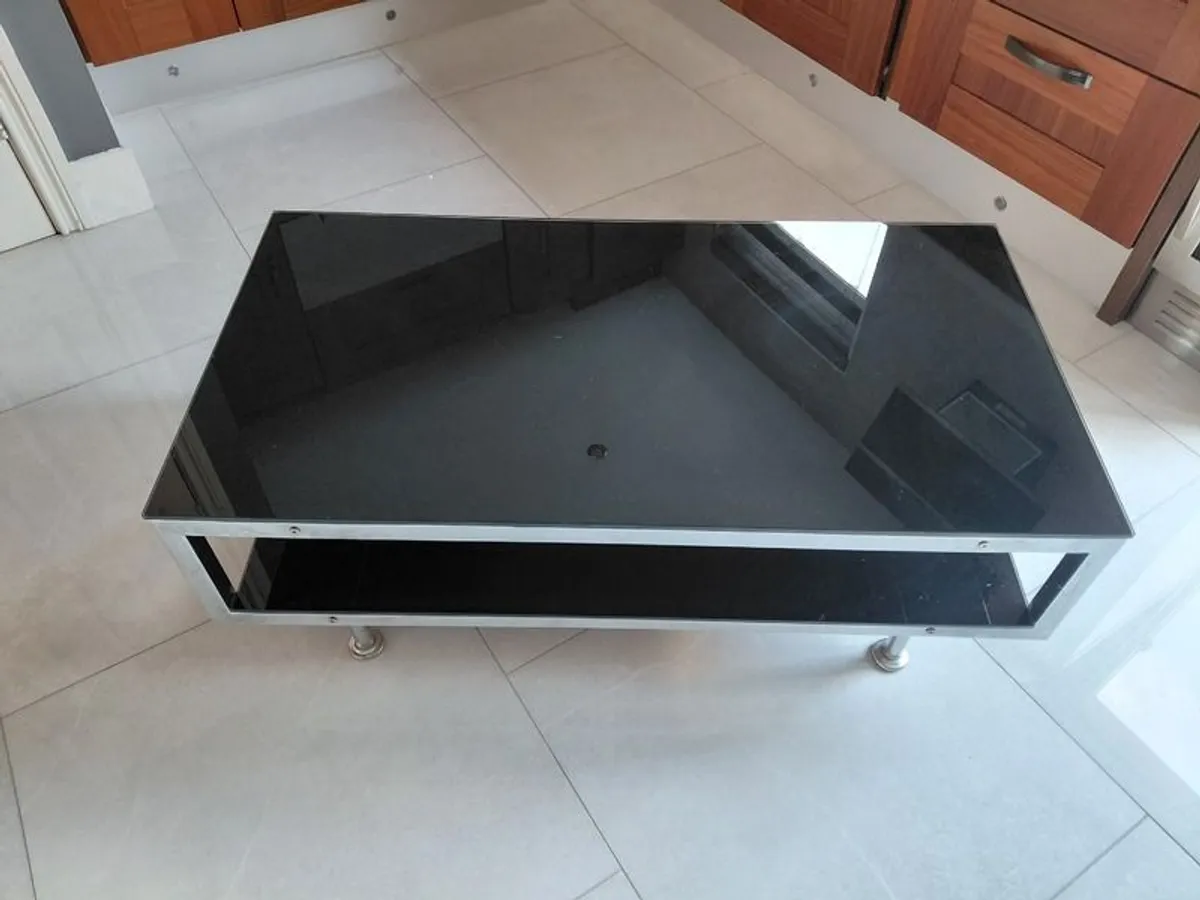 Coffee table & a set of matching lamps - Image 1
