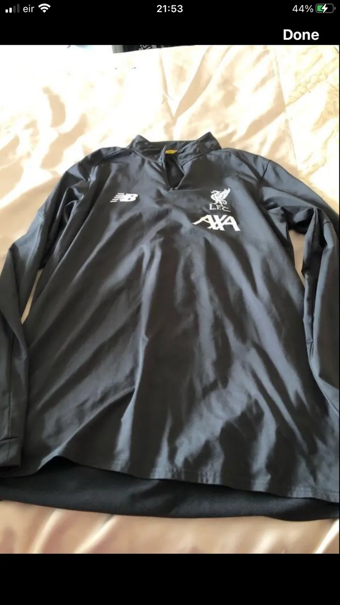 Mens Liverpool top size M €10 - Image 3