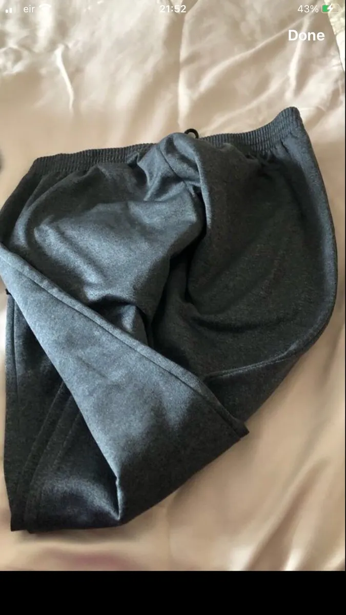Mens  bottoms size L €10 - Image 2