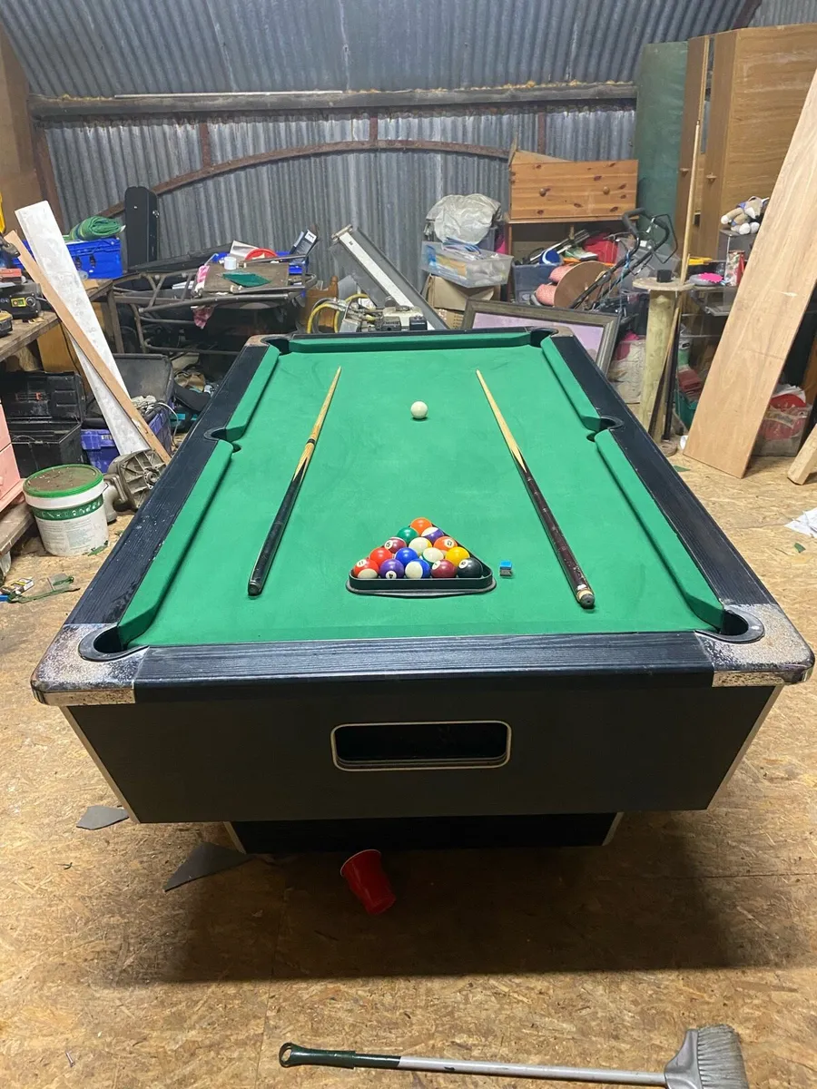 Pool table - Image 1
