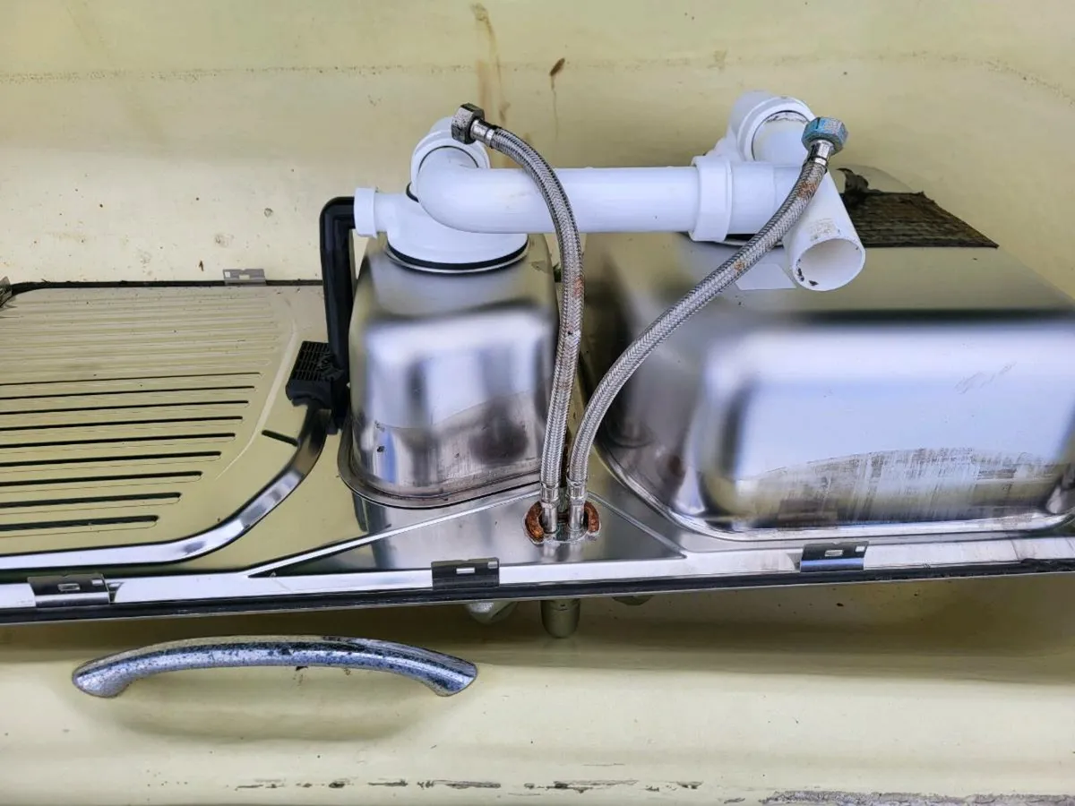 Kitchen bowl and half sink with mixer tap - Image 3