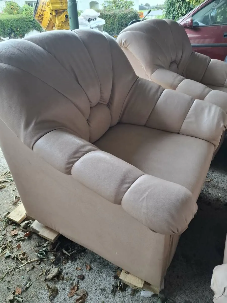 3 seater and 2 arm chairs - Image 1