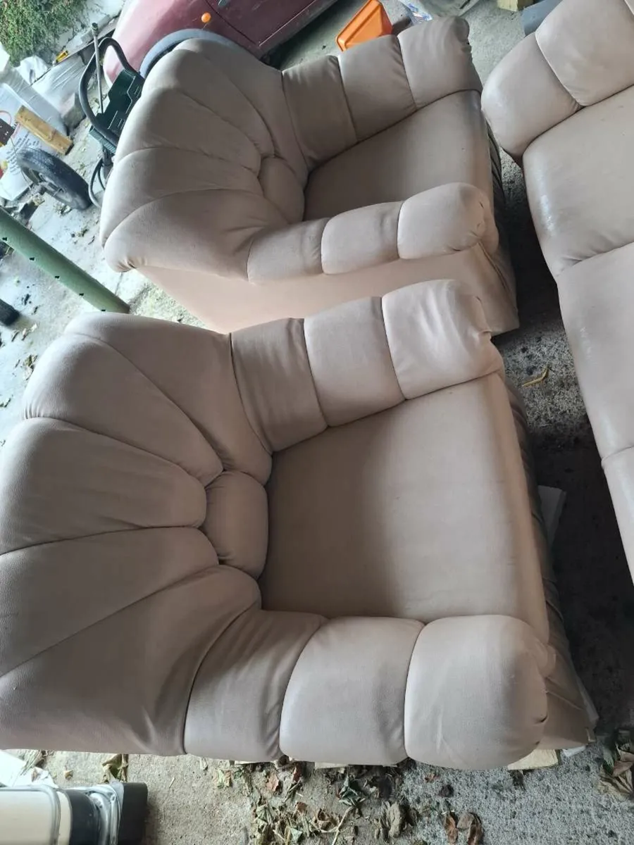 3 seater and 2 arm chairs - Image 2