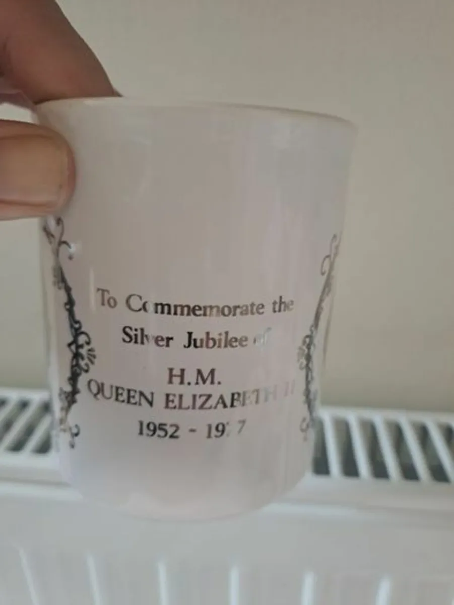 Silver Jubilee Mug Queen Elizabeth - Image 4