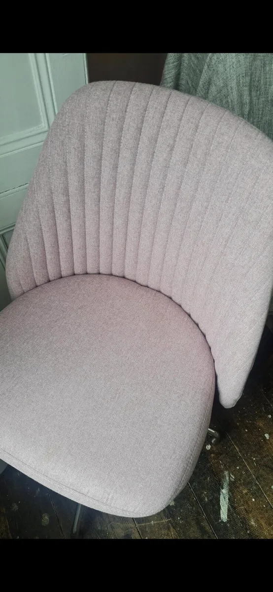 Pink chair - Image 4
