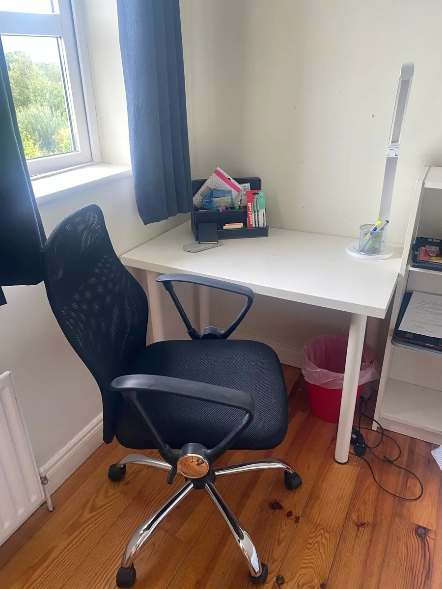 Desk, chair nd small bookcase - Image 1