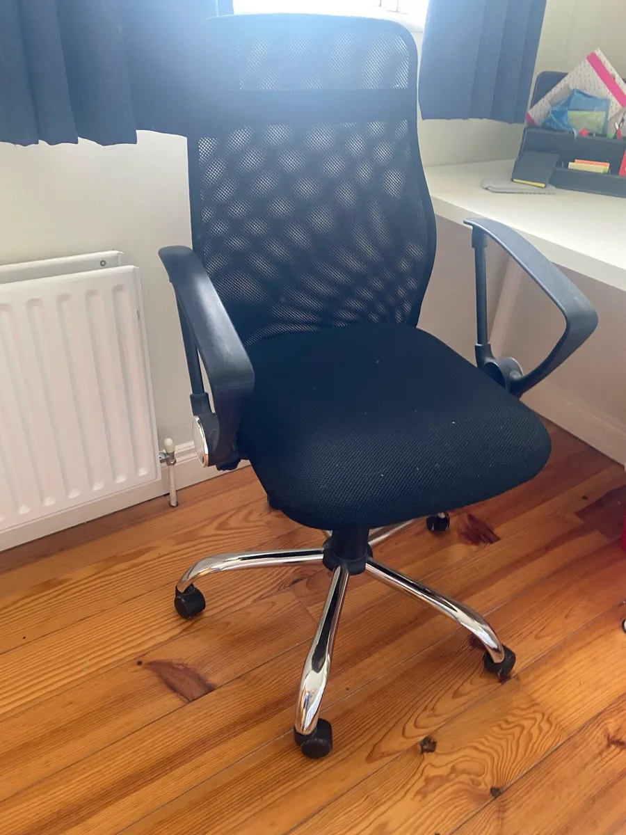 Desk, chair nd small bookcase - Image 2