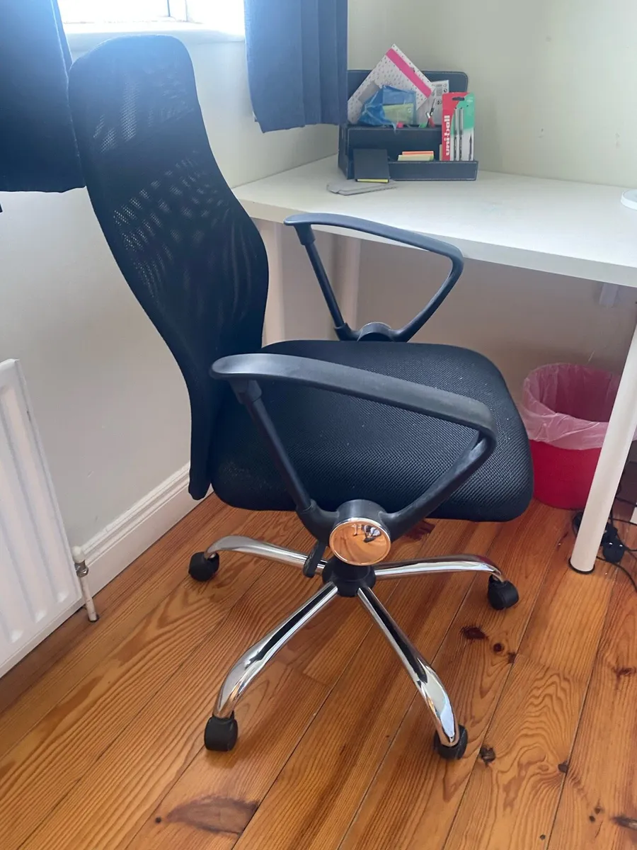 Desk, chair nd small bookcase - Image 3
