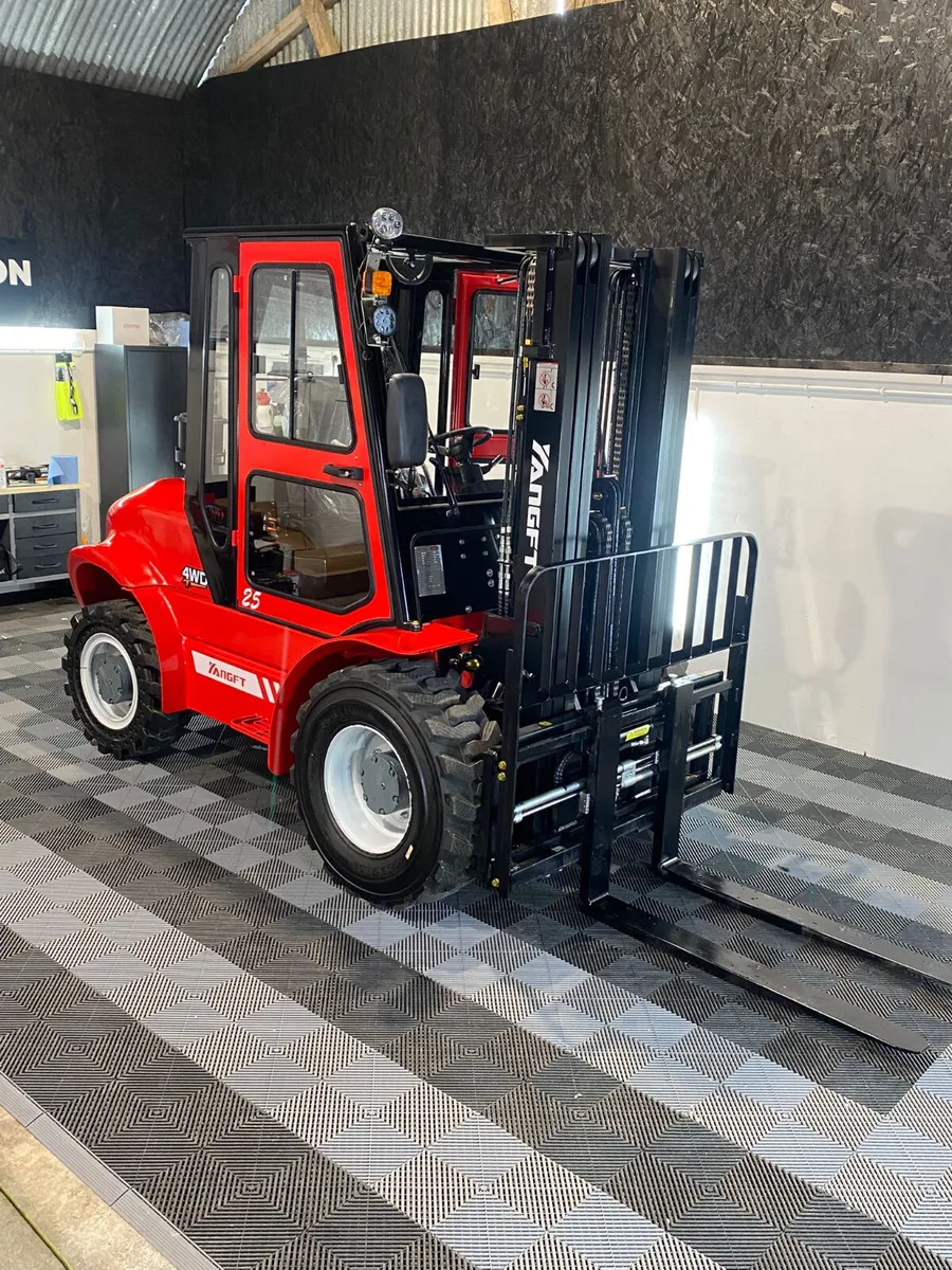 New YangFT 2.5 Ton 4x4 Rough Terrain Forklift - Image 2
