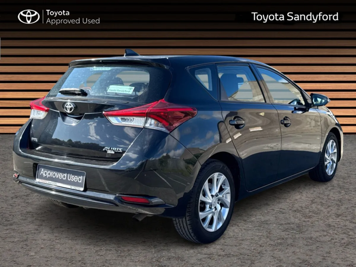 Toyota Auris 1.33 PETROL LOW MILEAGE // AIR CONDIT - Image 2