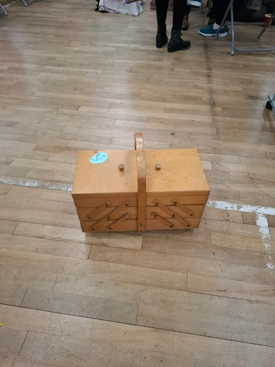 Wood sewing box - Image 1