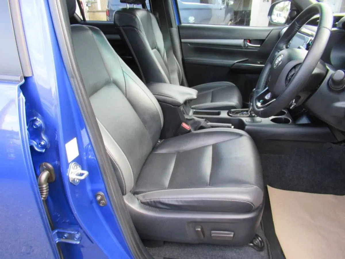 Toyota HiLux 2.8 D-4d Invincible X Pickup D/C 4dr - Image 3