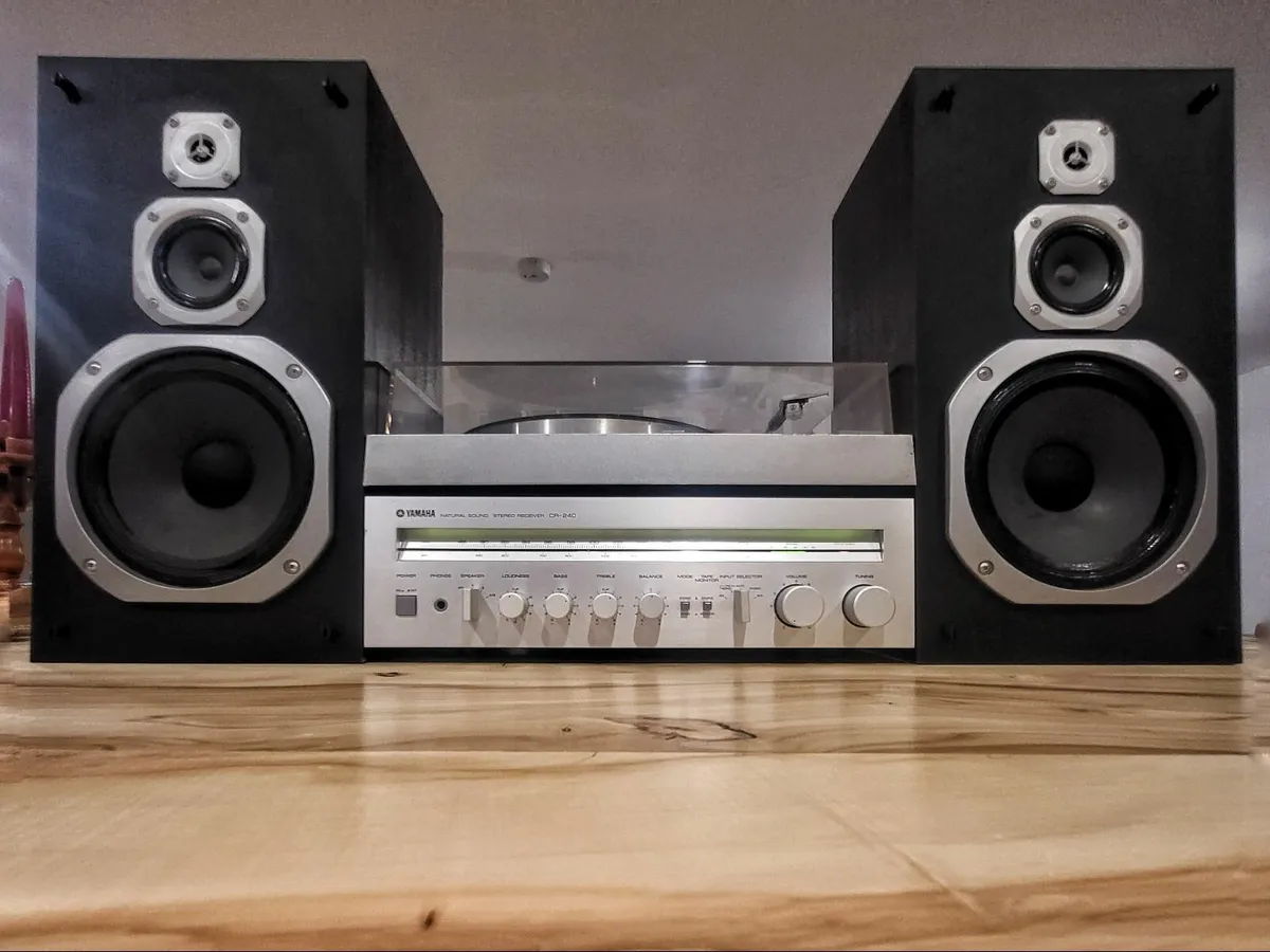 Vintage Turntable, Amplifier & Speakers - Image 1