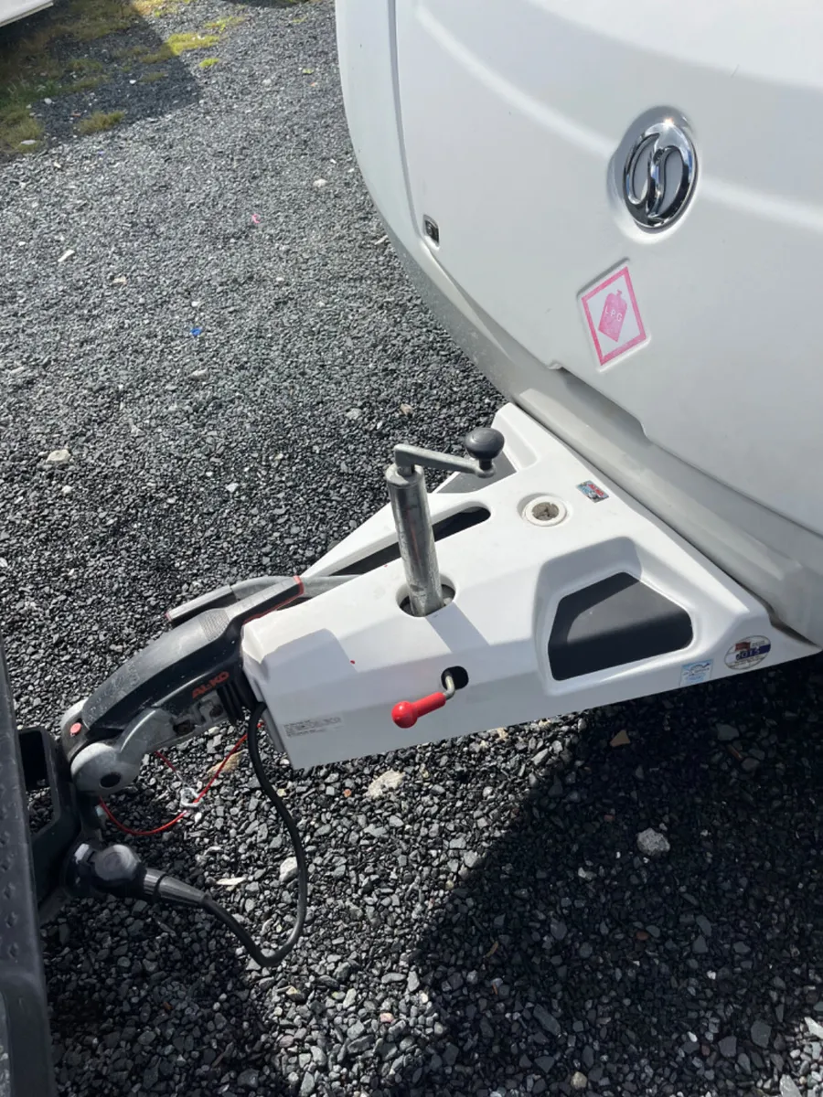 Sterling 4 Berth Island Bed Caravan For Sale - Image 4