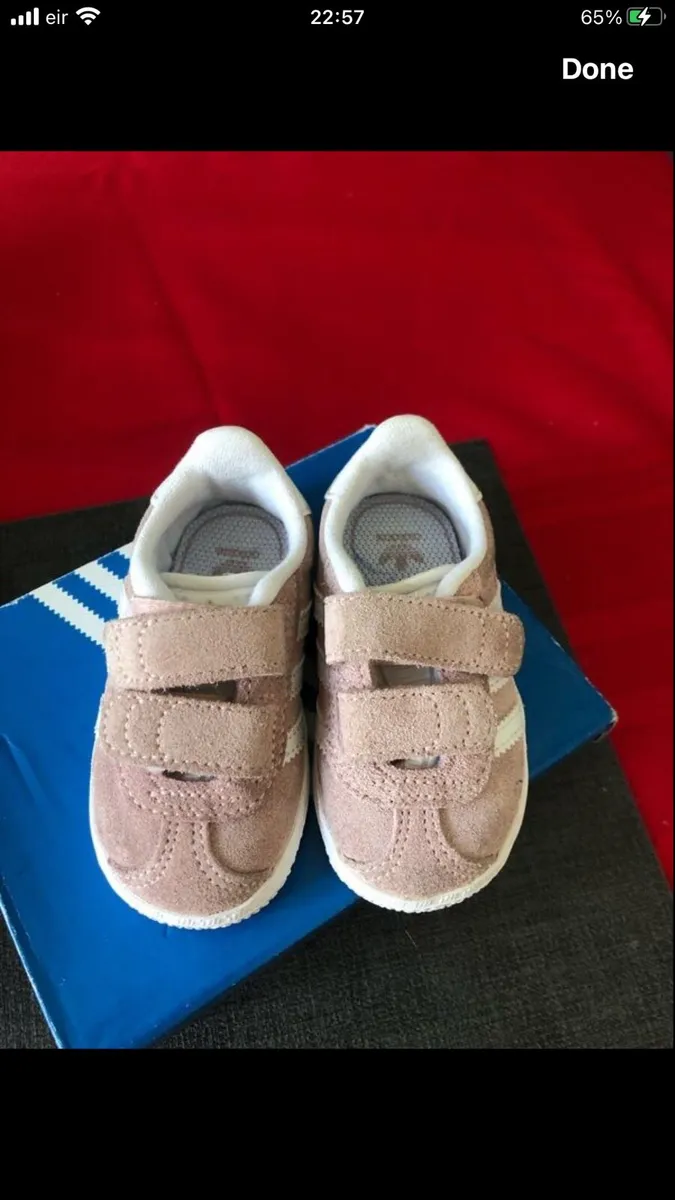 Girls adidas trainers size 4 €20 - Image 1