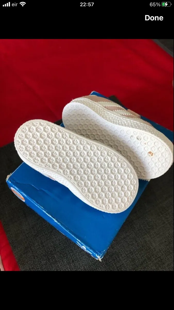 Girls adidas trainers size 4 €20 - Image 2