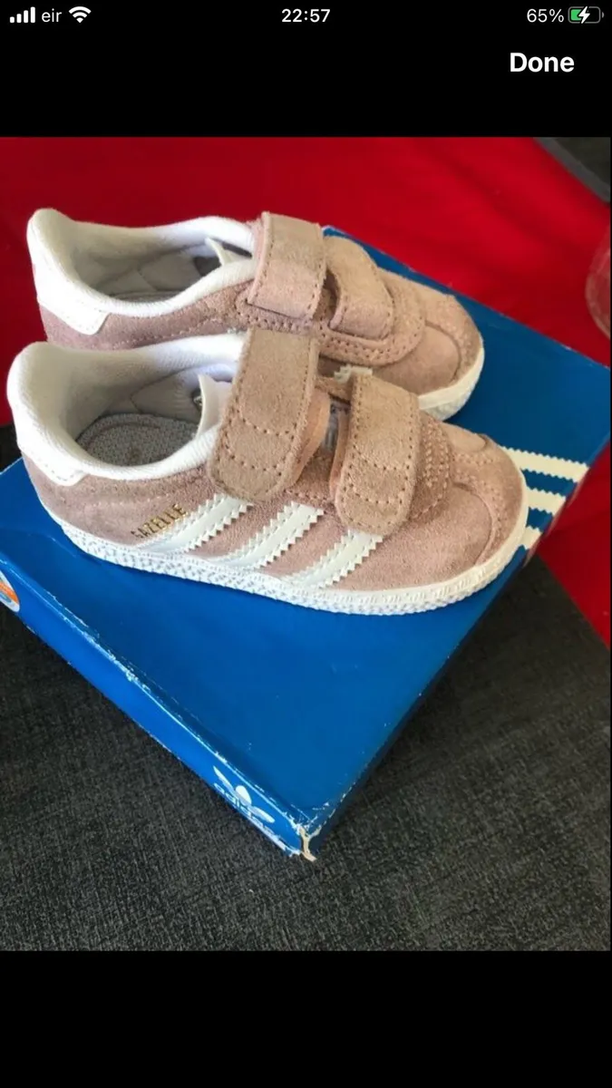 Girls adidas trainers size 4 €20 - Image 3