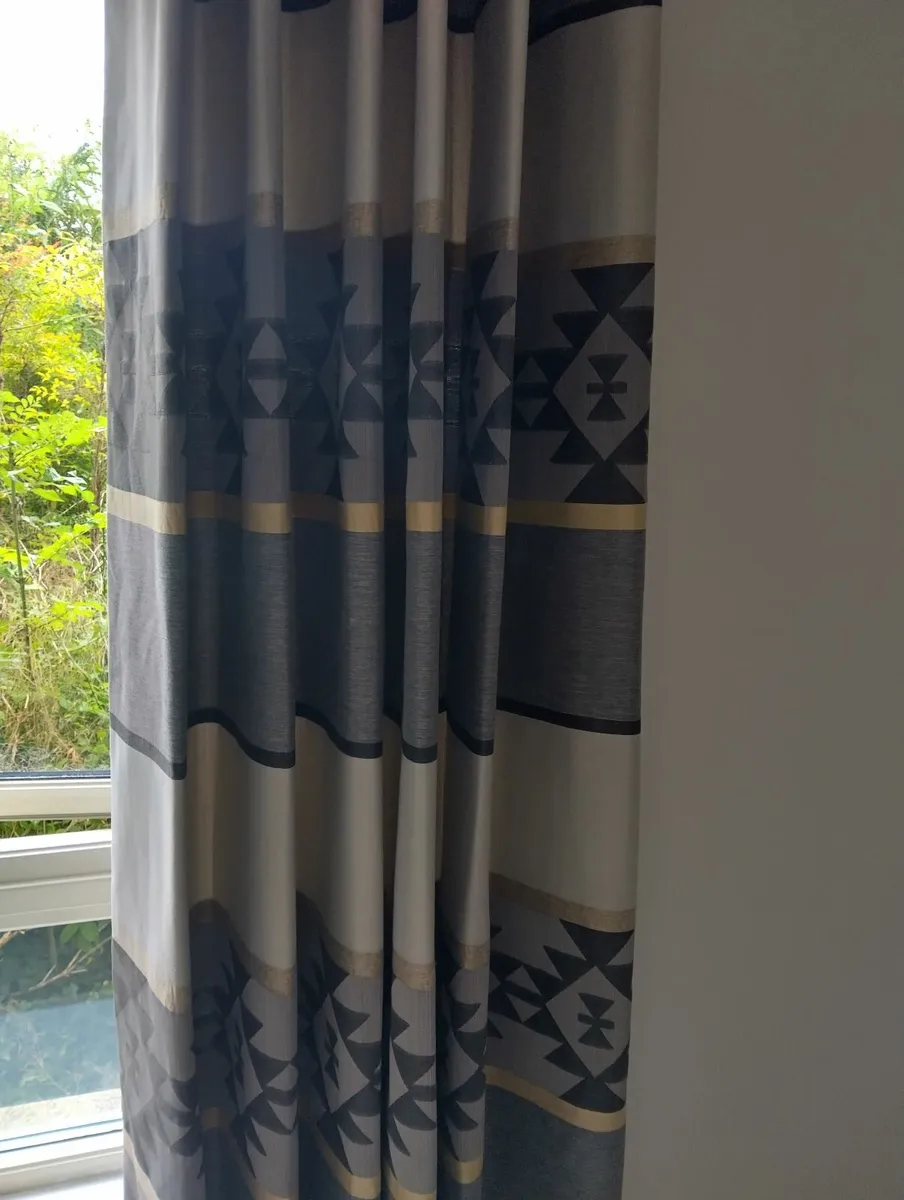 Curtains - Image 3