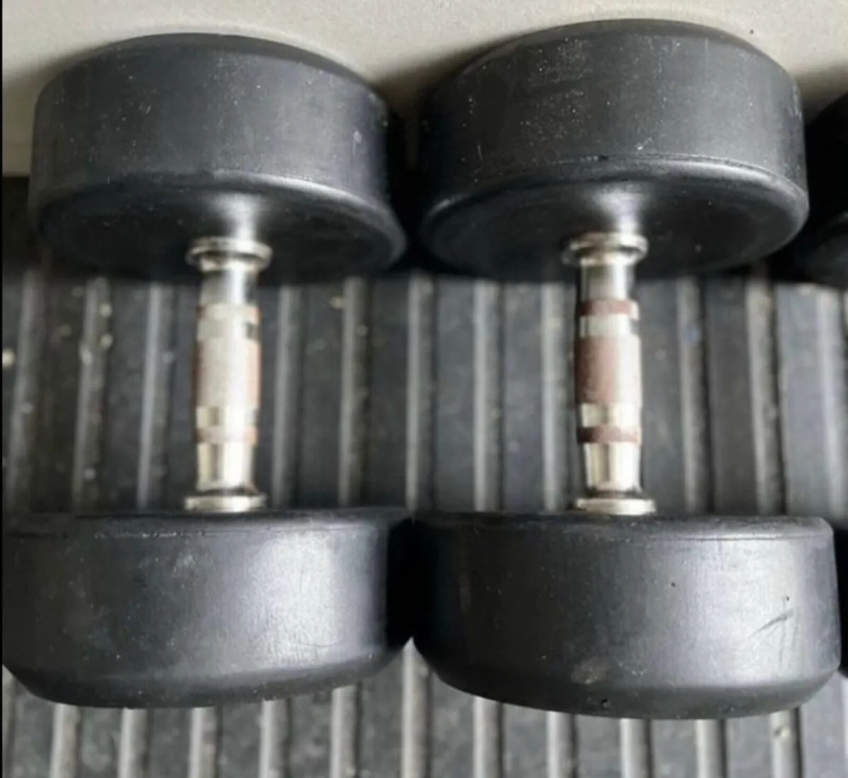 2x27.5kg rubber dumbbells - Image 2
