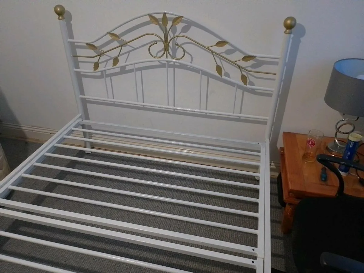 Metal double bed frame - Image 1