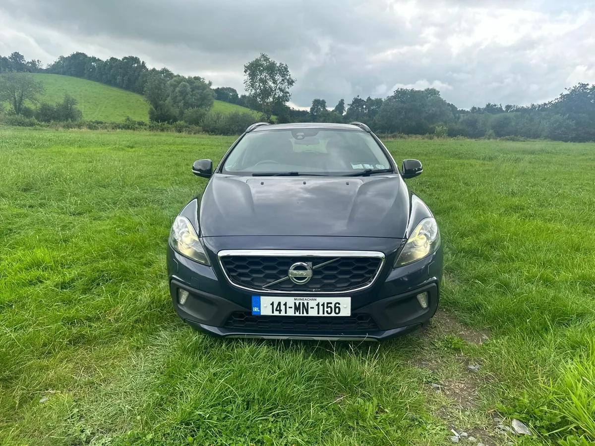 2014 Volvo v40 cross country low km only 140 - Image 2