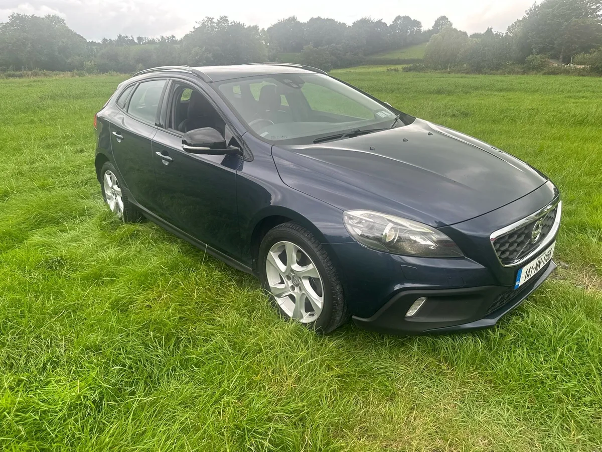2014 Volvo v40 cross country low km only 140 - Image 4