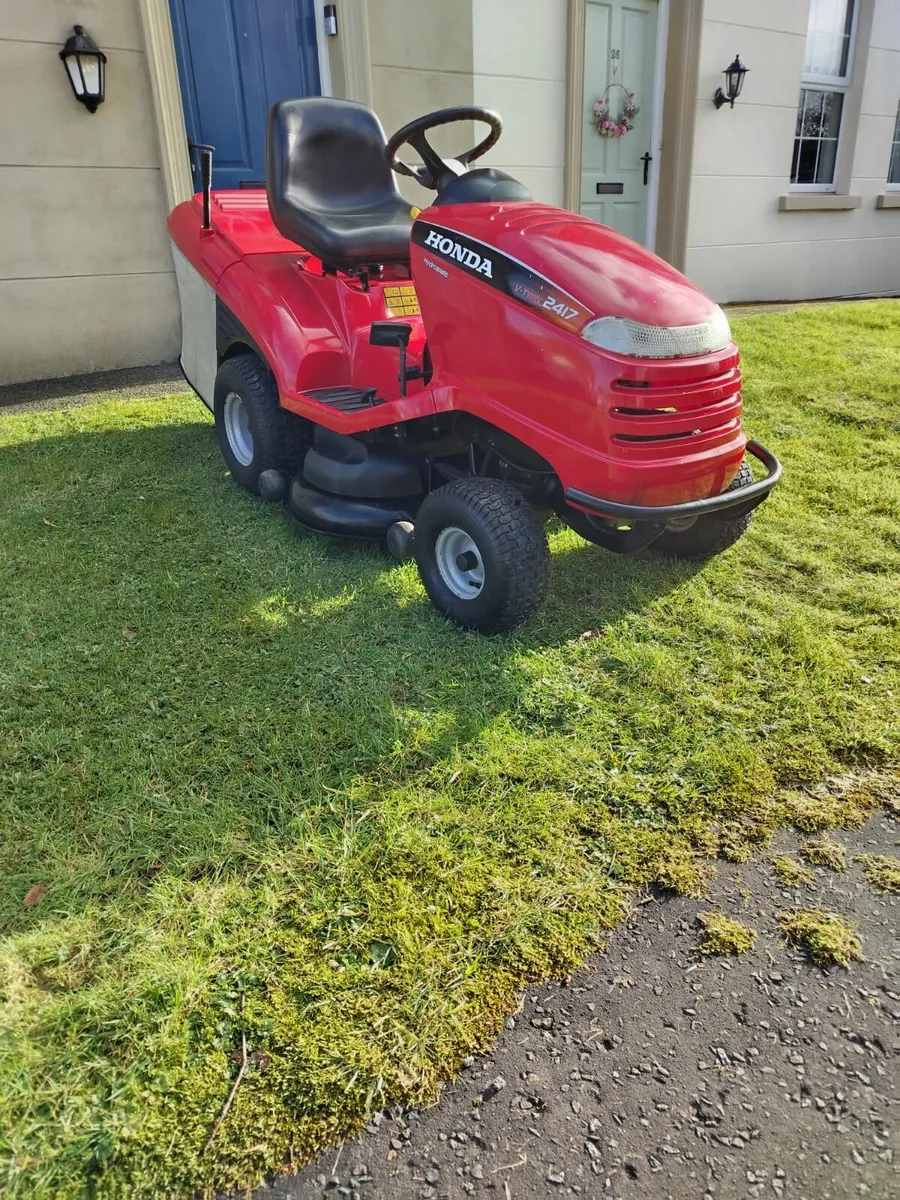 Honda 2417 petrol ride on lawnmower - Image 1