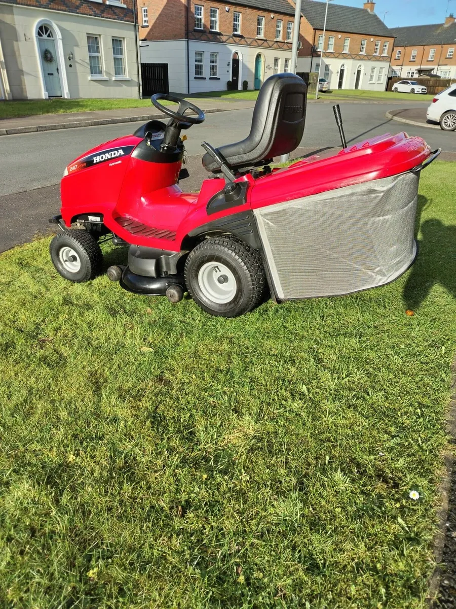 Honda 2417 petrol ride on lawnmower - Image 2