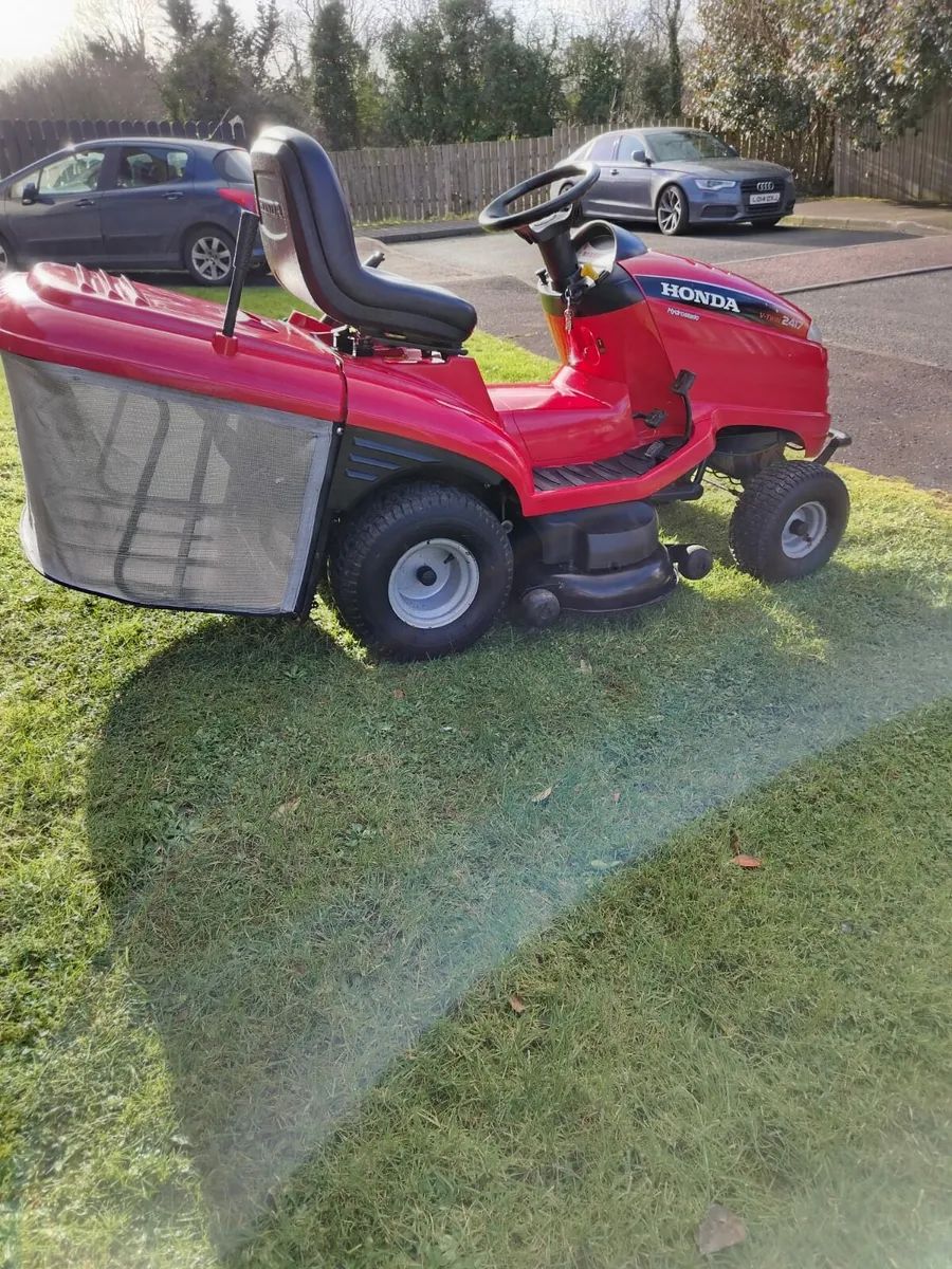 Honda 2417 petrol ride on lawnmower - Image 3