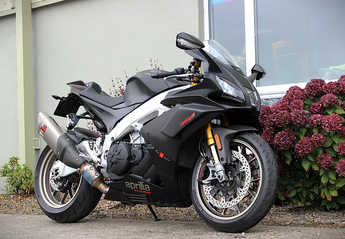 Aprilia RSV4 1100 Factory - Image 2