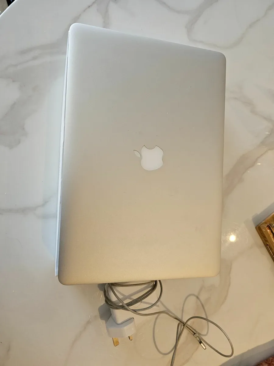 MacBook Pro Core 2.2 GHz i7 ,16GB, 256GB SSD, 15.4 - Image 1