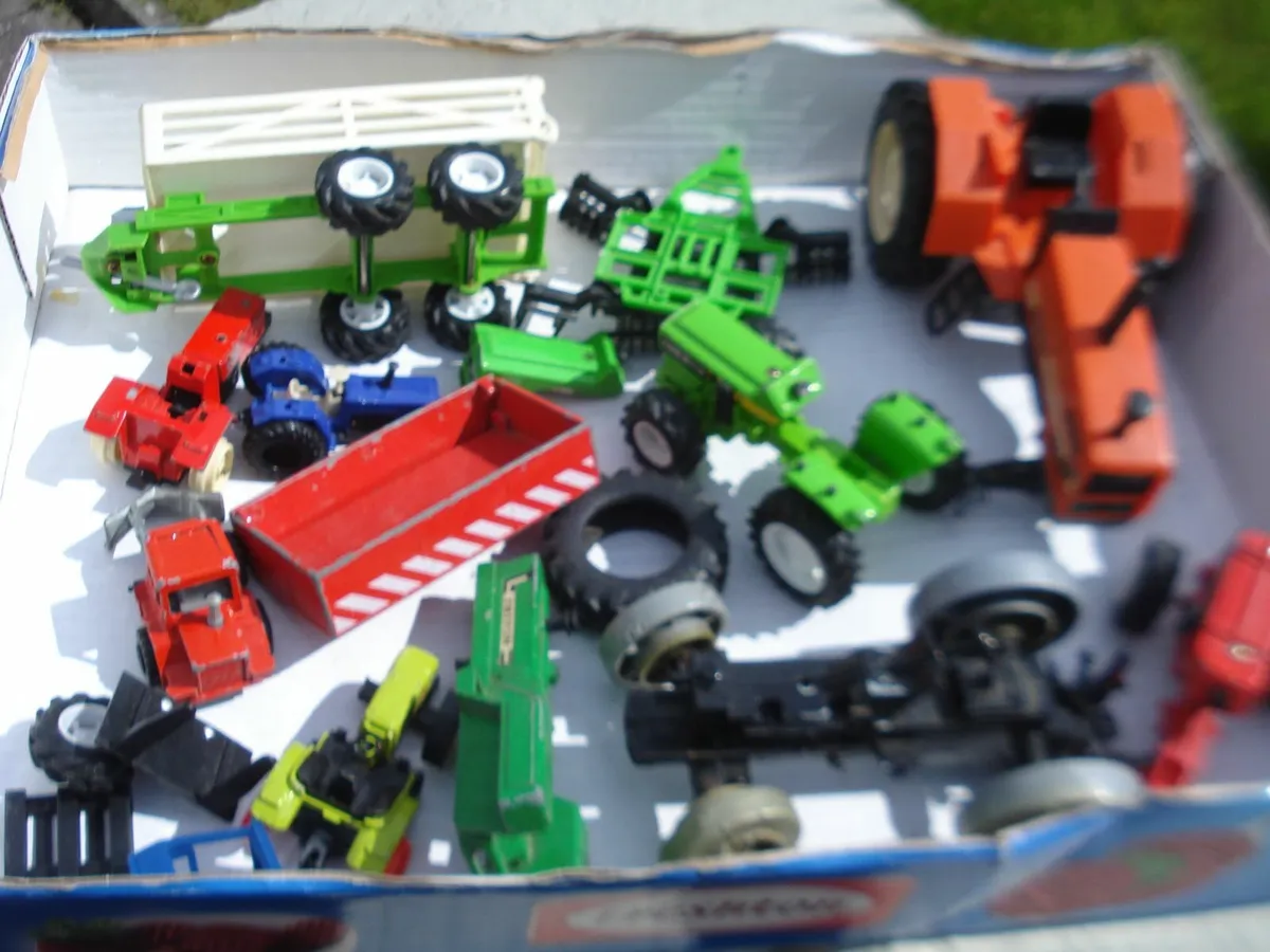 BOX OF BROKEN DIECAST METAL MODEL TRACTORS. - Image 1