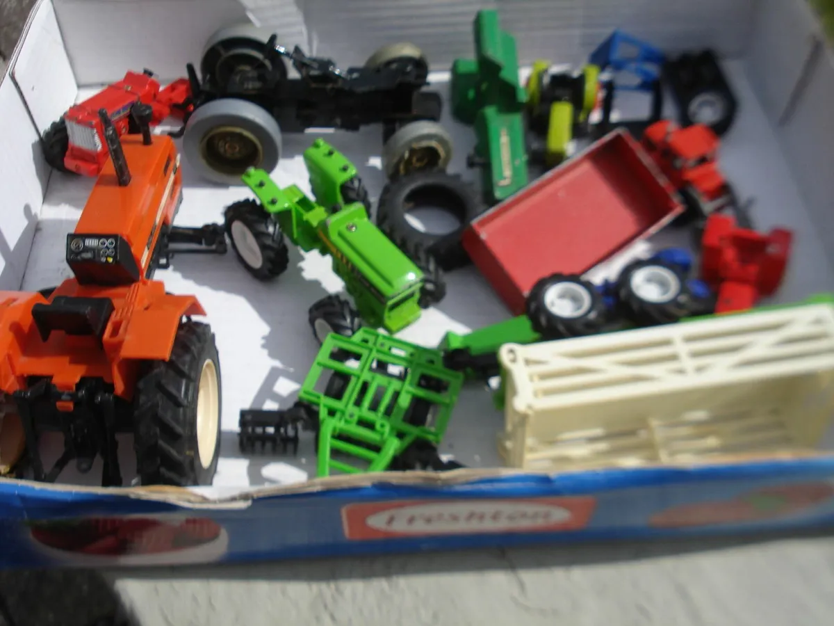 BOX OF BROKEN DIECAST METAL MODEL TRACTORS. - Image 3
