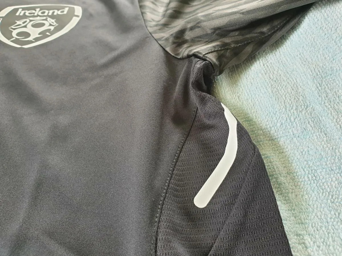 Ireland Football Goalkeeper Jersey 2017 to 2018 - Image 4