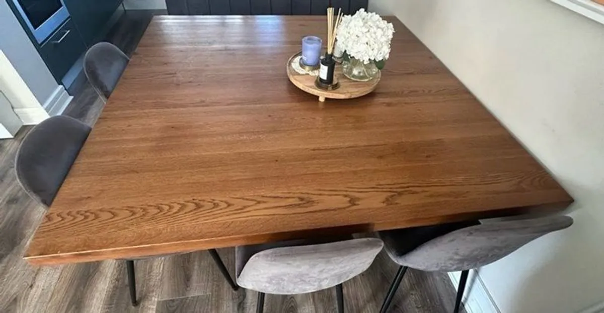 Square 1.5M oak veneer dining table - Image 2