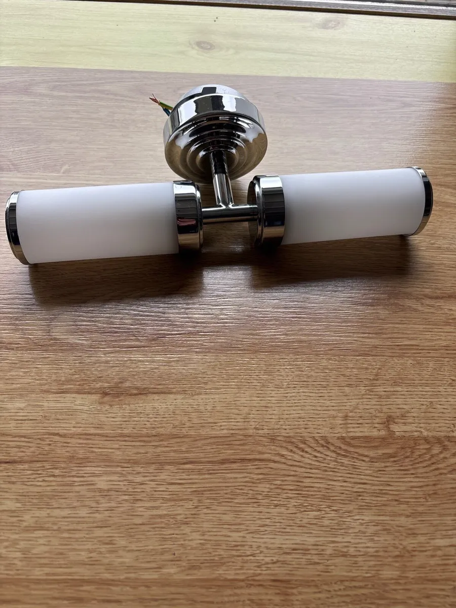 Bathroom light fitting - Image 1