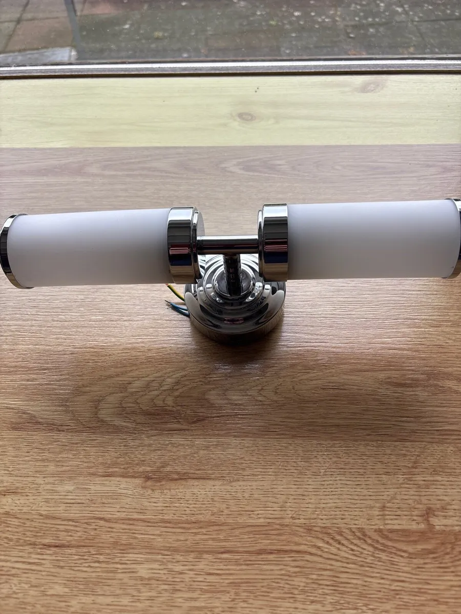 Bathroom light fitting - Image 2