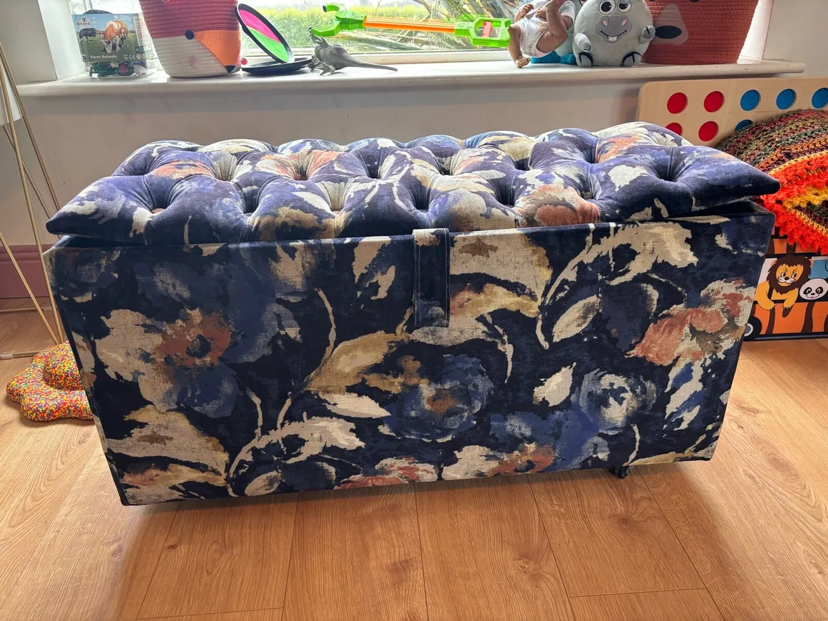 Storage box on wheels - Image 1