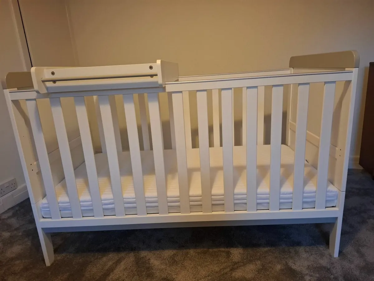 Tutti Bambini Rio Cot Bed with Cot Top Changer & M - Image 1
