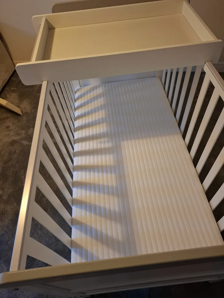 Tutti Bambini Rio Cot Bed with Cot Top Changer & M - Image 2