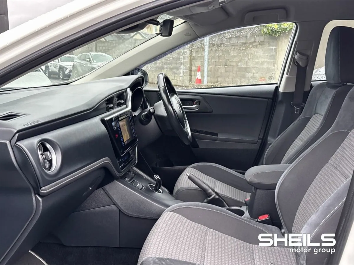 Toyota Auris Hybrid Luna Sport - Image 4