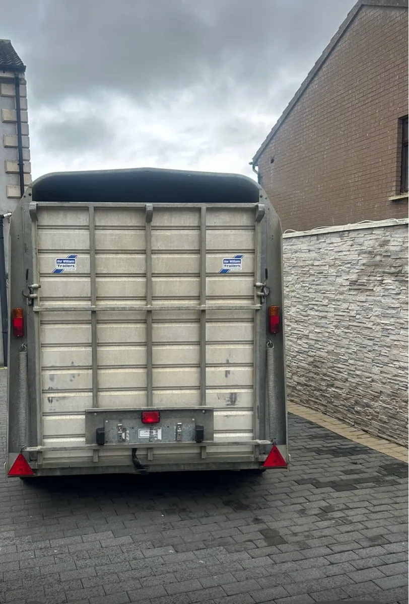 Cattle box - Image 1