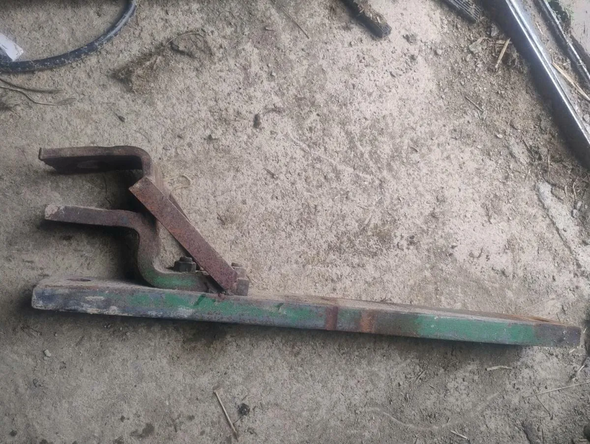 John Deere 2140 Draw bar and carrier - Image 2