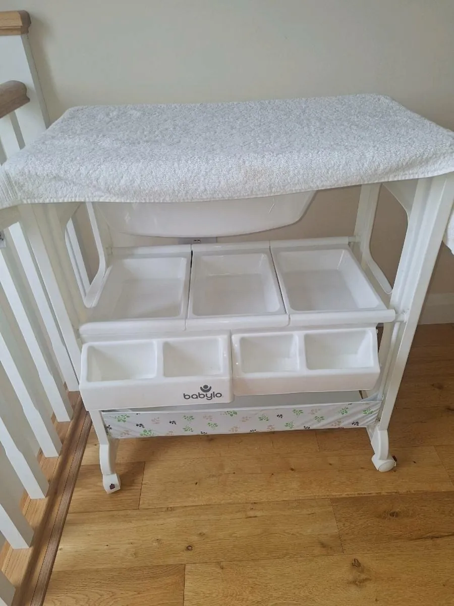 Changing table - Image 1