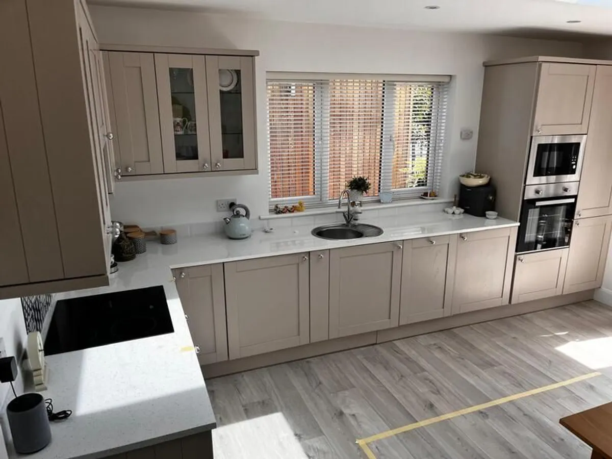 Kitchen cabinets including white products - Image 1