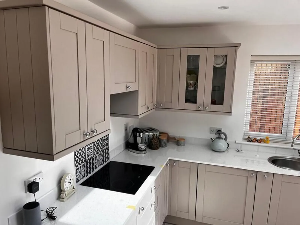 Kitchen cabinets including white products - Image 2