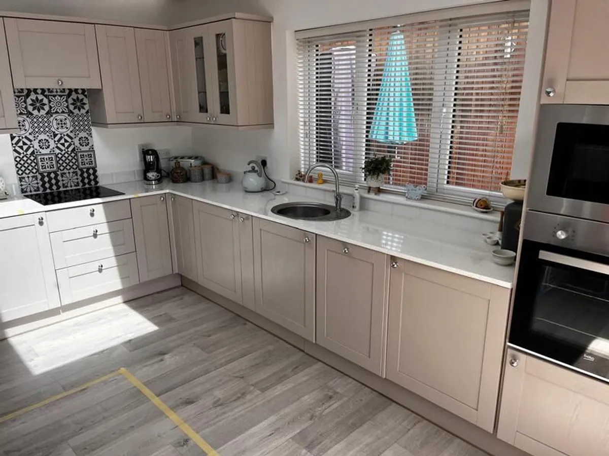 Kitchen cabinets including white products - Image 3