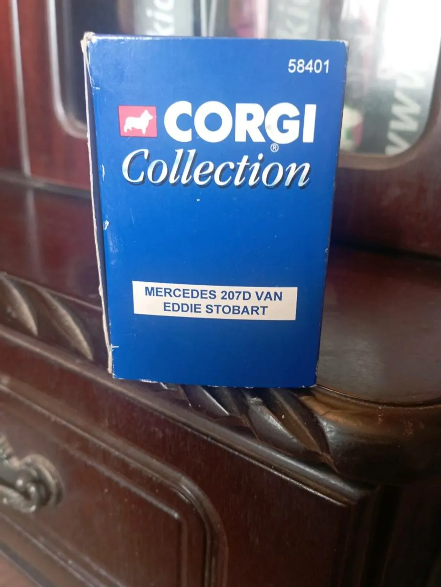 CORGI 1-43 SCALE MERCEDES BENZ 1997 VAN  DIE-CAST - Image 4