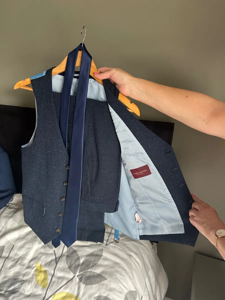 2 suits REDUCED FOR QUICKSALE €150 - Image 4
