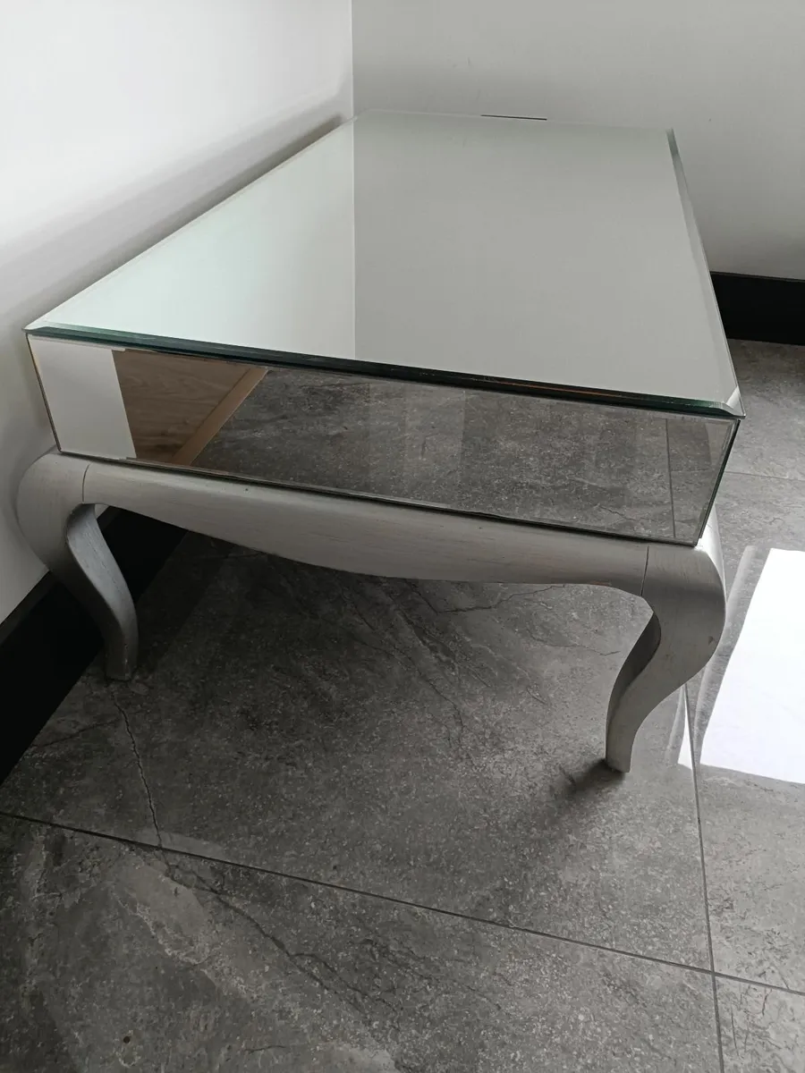 Glass coffee table with 4 touch opening drawers. - Image 3